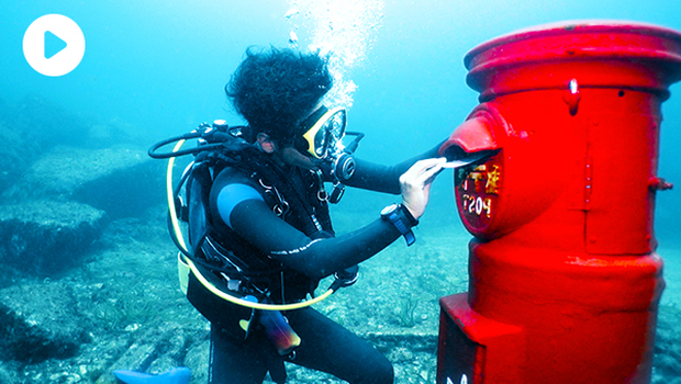 Unterwasser-Briefkasten im Meer